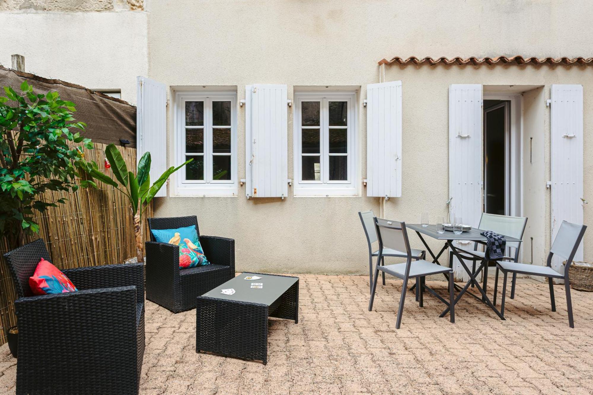 Olympia - Terrasse - Parking Gratuit - Centre Ville - Rez De Chaussee - Fibre Tv 4K Saintes Exterior photo