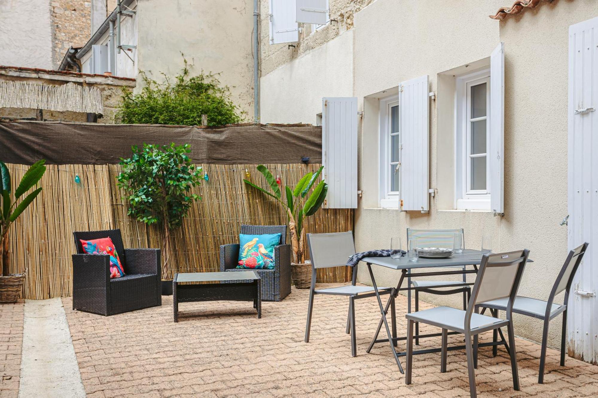 Olympia - Terrasse - Parking Gratuit - Centre Ville - Rez De Chaussee - Fibre Tv 4K Saintes Exterior photo